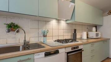 Fridge, stovetop, coffee/tea maker, toaster