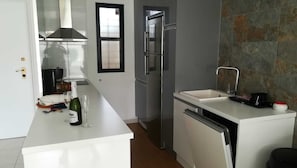 Jääkaappi, uuni, liesi, astianpesukone