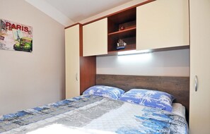 1 bedroom, desk, free WiFi, bed sheets