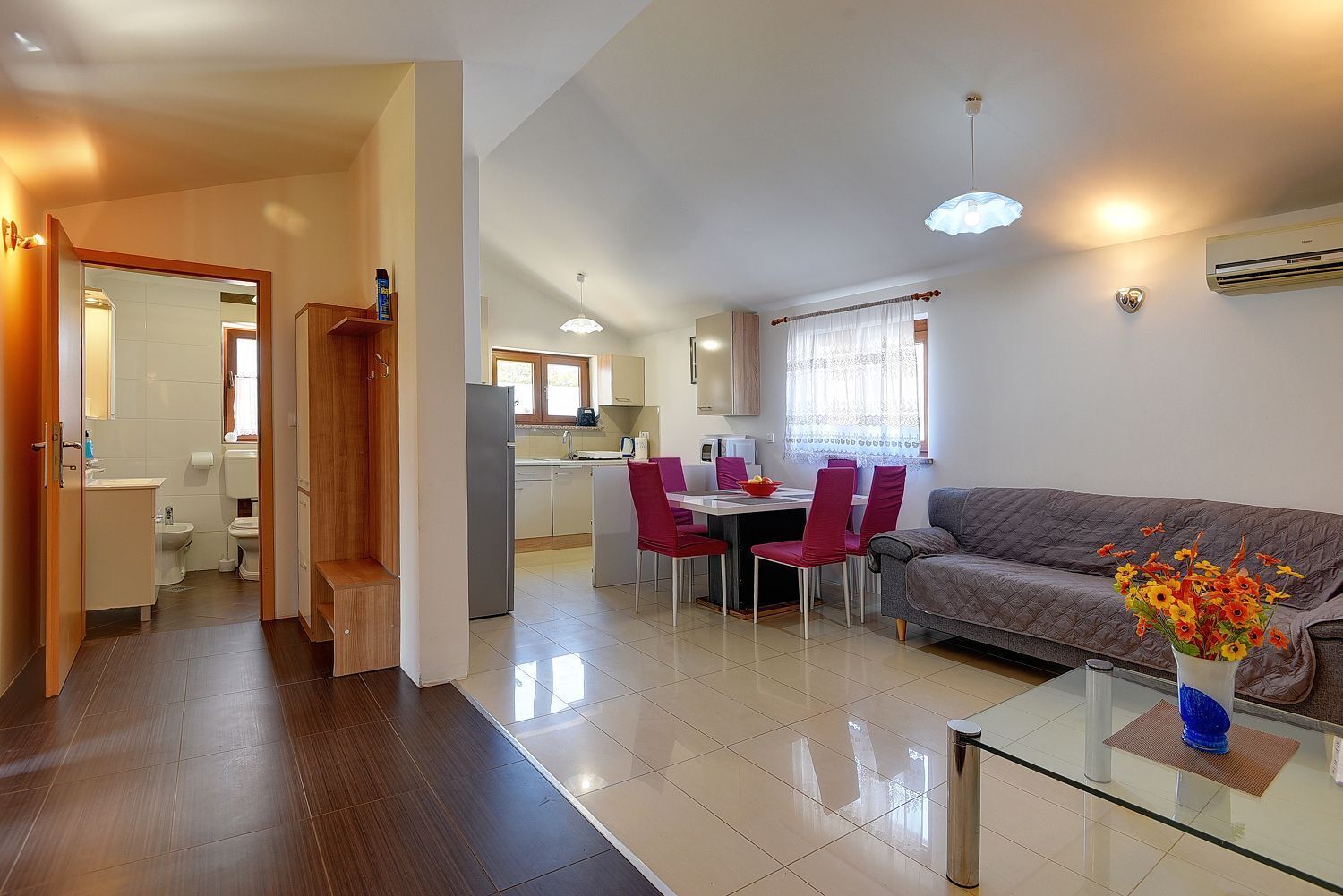 Eine moderne Wohnung mit Küche, Essbereich und Wohnzimmer.