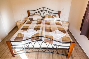 3 chambres, bureau, accès au Wi-Fi (inclus), literie fournie