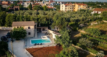 450 Meter zum Strand mit Privatpool, Meerblick, Jacuzzi, BBQ