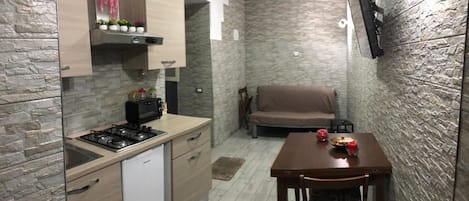 Micro-ondas, cafeteira/chaleira, talheres/pratos/utensílios de cozinha