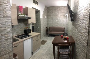 Mikrowelle, Wasserkocher mit Kaffee-/Teezubehör