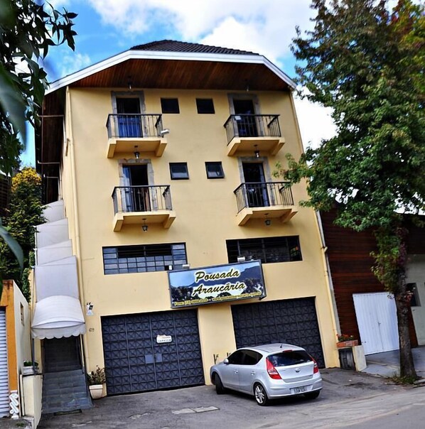 Vista frontal de la propiedad