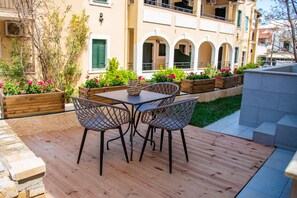 สนามรอบบริเวณ