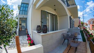 Deluxe Apartment (102) | Terrace/patio