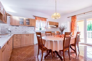Fridge, stovetop, dishwasher, coffee/tea maker - Sunny holiday home near Medulin with large garden (Liznjan)
