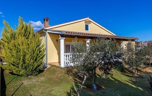 Exterior - Sunny holiday home near Medulin with large garden (Liznjan)