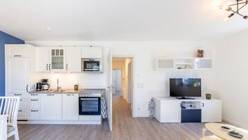 Een koelkast, een magnetron, een oven, een kookplaat