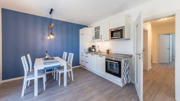 Een koelkast, een magnetron, een oven, een kookplaat