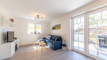 Een televisie, een dvd-speler, boeken en een filmbibliotheek