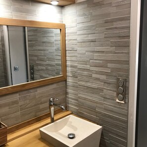 Douche, séchoir à cheveux, serviettes fournies