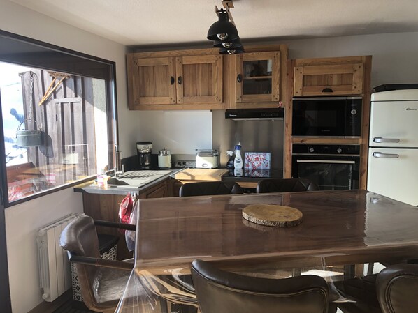 Réfrigérateur, four à micro-ondes, un four, surface de cuisson