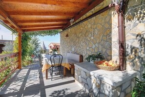 Outdoor dining - Above the Limfjord lies this Apartment with pool (Barat)