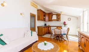 Living area - Just 50 meters to beach with sea view (Pula)