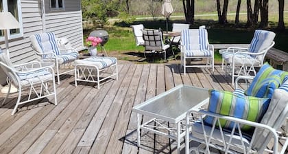 Uusi listaus! Tilava-metsäinen erä - perhe- / lemmikkiystävällinen - lyhyt kävelymatka Eaglen satamaan