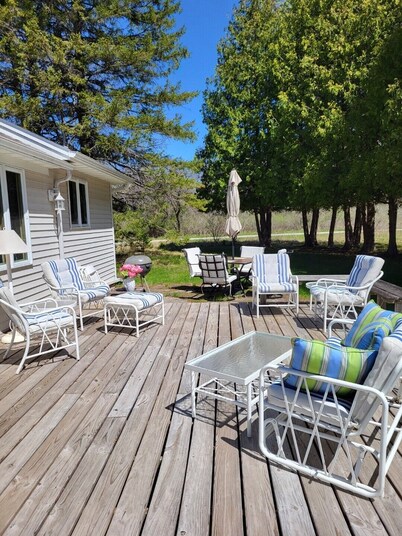 Spacious-Wooded Lot–Family/Pet Friendly-Short Walk to Eagle Harbor