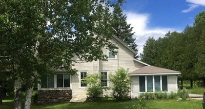 Uusi listaus! Tilava-metsäinen erä - perhe- / lemmikkiystävällinen - lyhyt kävelymatka Eaglen satamaan