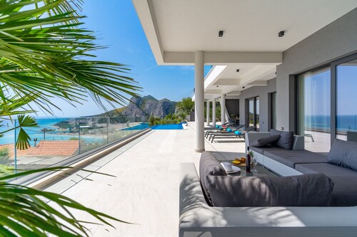 Luxurious Villa ADA with hot tub, sauna, gym, infinity pool, sea views!