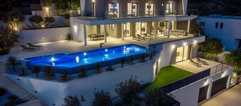 NIEUW! Luxe Villa ADA met bubbelbad, sauna, fitnessruimte, infinity pool, uitzicht op zee!