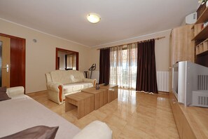 Living area - Air-conditioned flat with jacuzzi, sun loungers, Wi-Fi (Maruzini)