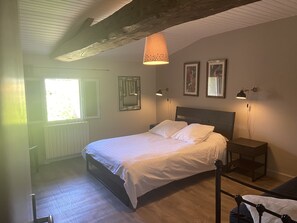 2 chambres, fer et planche à repasser, Wi-Fi, draps fournis