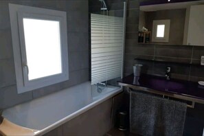 Sèche-cheveux, serviettes fournies