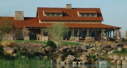 *** GORGEOUS DESERT GETAWAY WITH HEATED POOL NEAR THE DUKE GOLF COURSE***