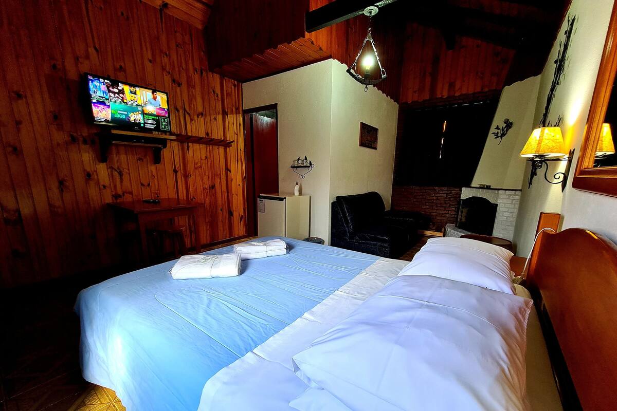 Chalé (Colibri) | 1 quarto, cortinas blackout, Wi-Fi de cortesia, roupa de cama