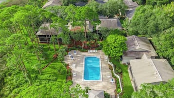 Alberca al aire libre y alberca climatizada