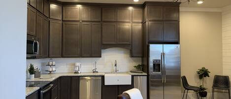 Peti sejuk, ketuhar gelombang mikro, mesin basuh pinggan mangkuk