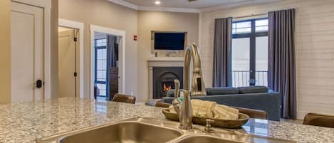 Suite, varias camas, con acceso para personas discapacitadas, para no fumadores (Efficiency) | Decoración personalizada, muebles diferentes y cortinas blackout