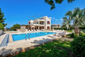 A modern two-story house with a swimming pool, sun loungers, and a well-maintained garden. - Villa 35 - Poseidon in Kouklia (Kouklia)