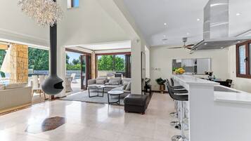 Villa | 4 bedrooms, iron/ironing board, cots/infant beds, free WiFi