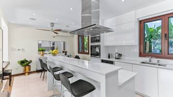 Full-sized fridge, microwave, oven, stovetop