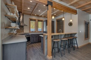 Coffee/tea maker, cookware/dishes/utensils - Aspen Paradise - TLUXP (Homewood)