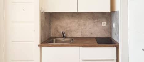 Réfrigérateur, micro-ondes, plaque de cuisson, bouilloire électrique