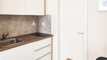 Refrigerador, microondas, parrilla de estufa y tetera eléctrica