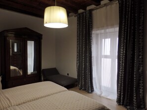 2 Schlafzimmer, Schreibtisch, schallisolierte Zimmer
