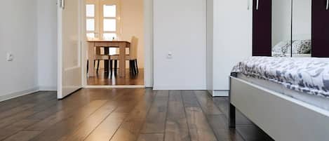 2 habitaciones, escritorio, tabla de planchar con plancha y wifi gratis