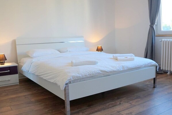 2 Schlafzimmer, Schreibtisch, Bügeleisen/Bügelbrett, kostenloses WLAN