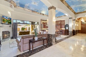 Smart TV, chimenea, tenis de mesa y juguetes 