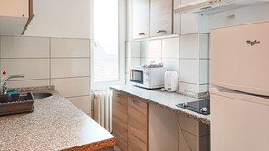 Kjøleskap, mikrobølgeovn, kokeplater og vannkoker