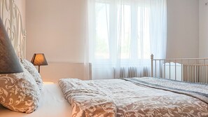 2 soverom, skrivebord, strykejern/-brett og wi-fi (inkludert)