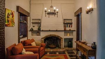 Een 32-inch ledtelevisie met satellietzenders en een televisie