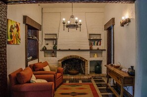 32-inch LED TV with satellite channels, TV - Posada Los Cipreses (San Rafael)