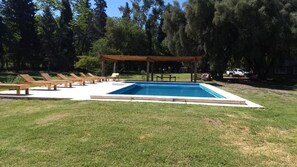 Kauden mukainen ulkouima-allas, aurinkovarjoja, aurinkotuoleja