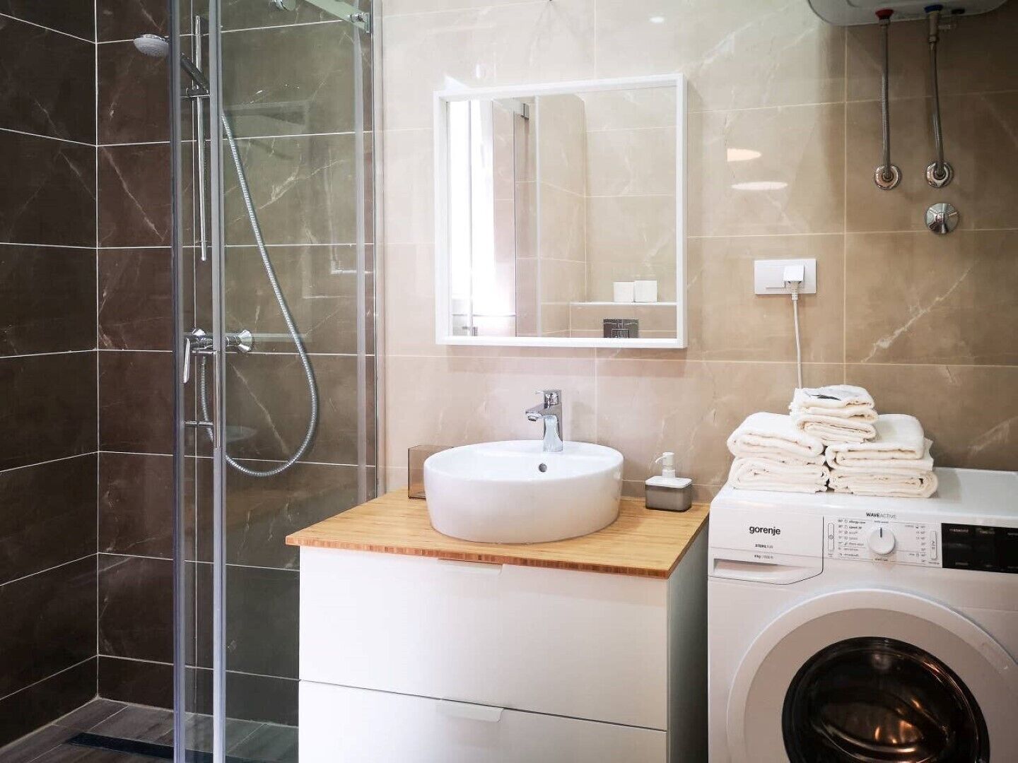 Douche, sèche-cheveux, serviettes fournies, savon