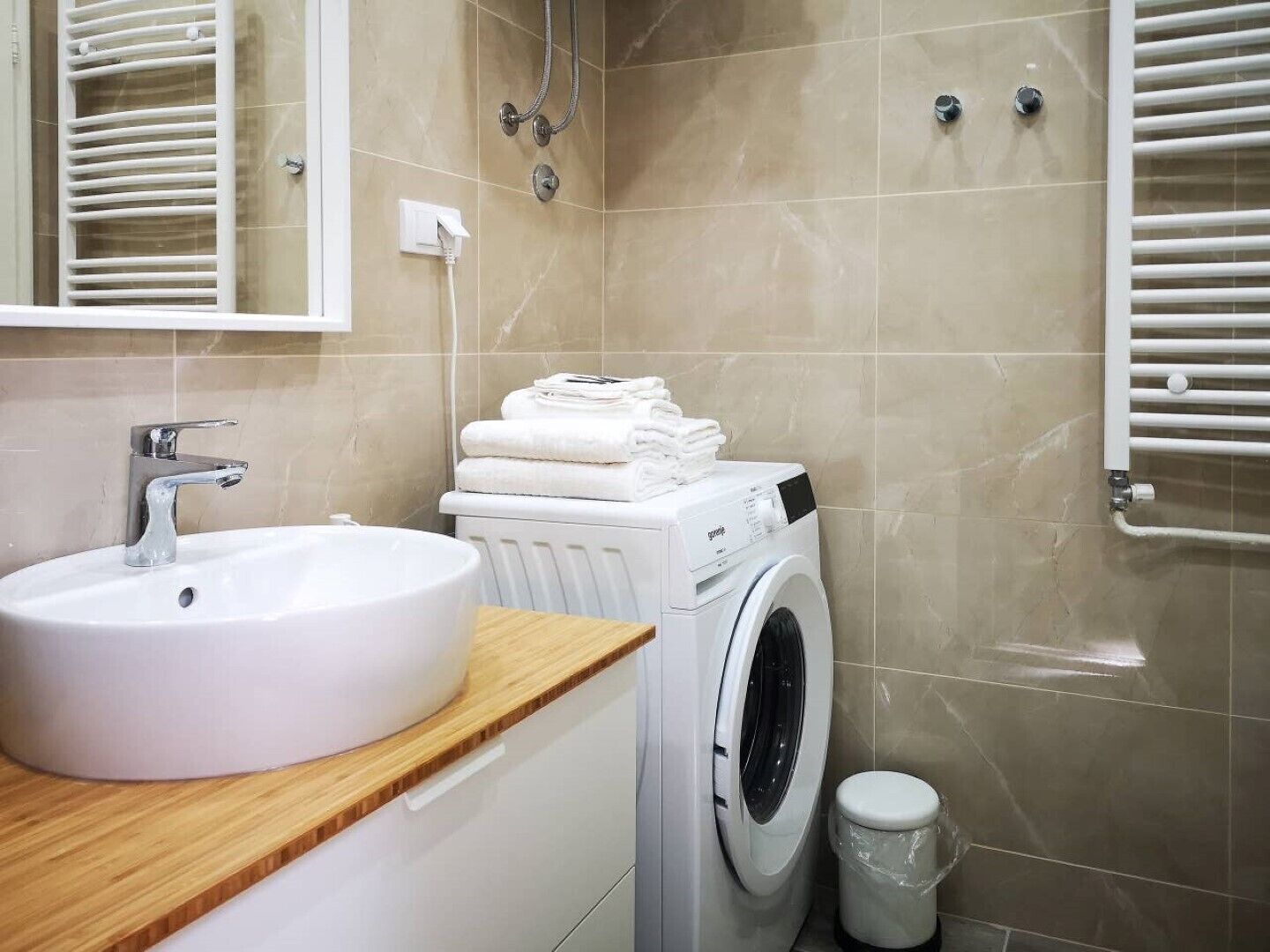 Douche, sèche-cheveux, serviettes fournies, savon